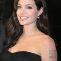Leva roka Angeline Jolie je bogatejša za dva tatuja.