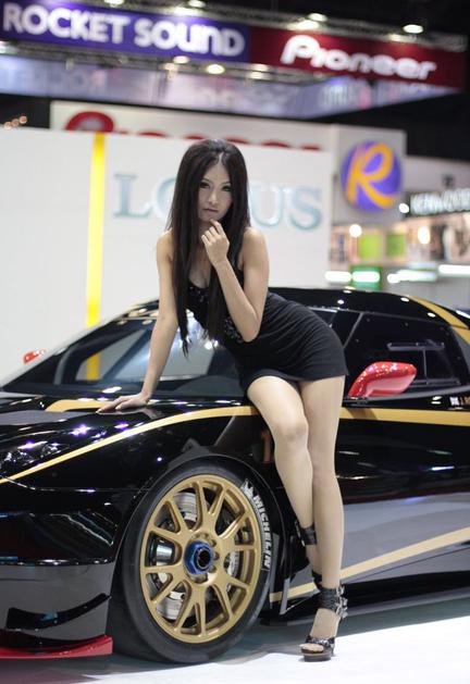 Hostese na avtosalonu v Bangkoku