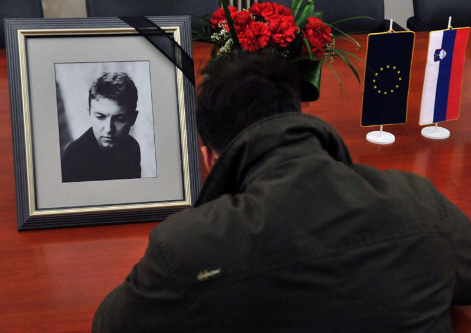 Številni so se že vpisali v žalno knjigo. (Foto: Dejan Mijovič)