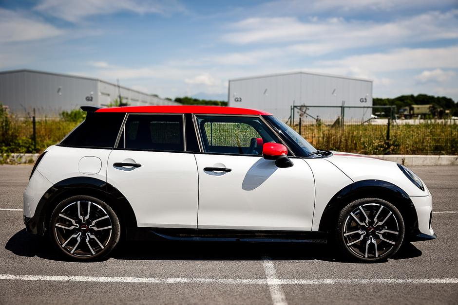 primerjava mini cooper S in mini aceman | Avtor: Saša Despot