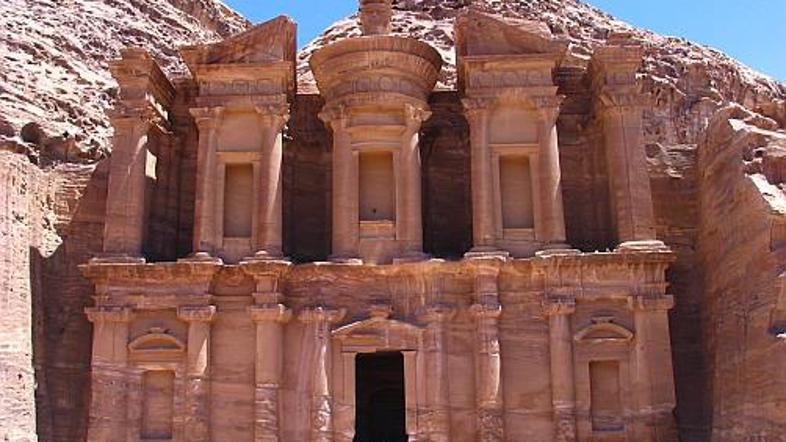 Napačno poimenovani Samostan je bil izklesan v prvem stoletju našega štetja.