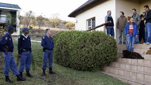 Policisti na kraju zločila v manjšem hotelu v Magaliesburgu. (Foto: Reuters)