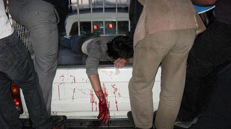 Tovorno vozilo odvaža nekega ranjenca.