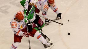 Gledalci so sklonjenih glav zapuščali tako Tivoli kot Podmežaklo. (Foto: Nik Rov