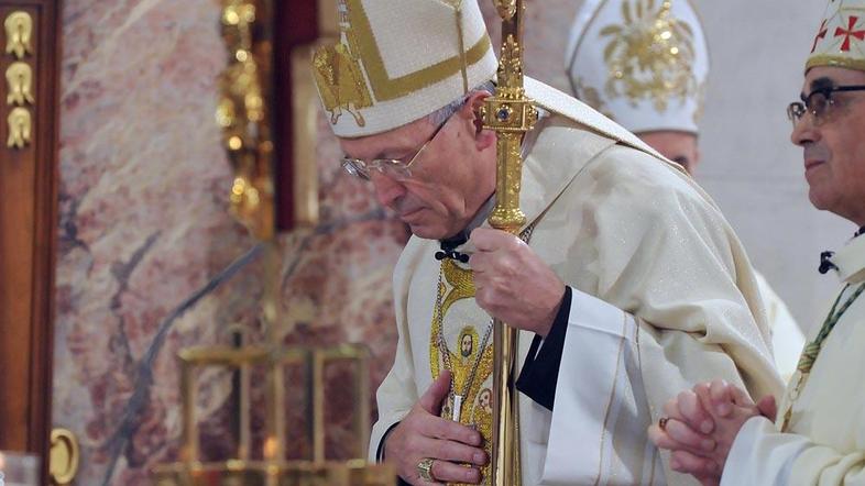 Nadškof Anton Stres je daroval mašo za domovino. (Foto: Dejan Mijovič)