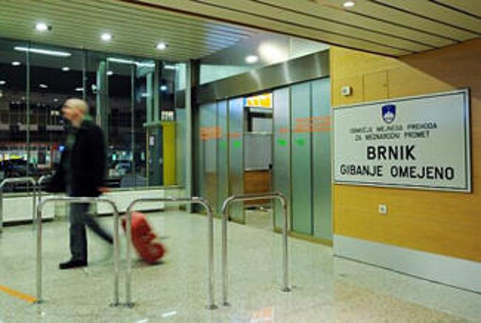 Na Letališču Jožeta Pučnika so zasegli pribor za vlamljanje v avtomobile. | Avtor: Žurnal24 main