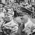 Mussolini in Adolf Hitler leta 1940 v Münchnu.