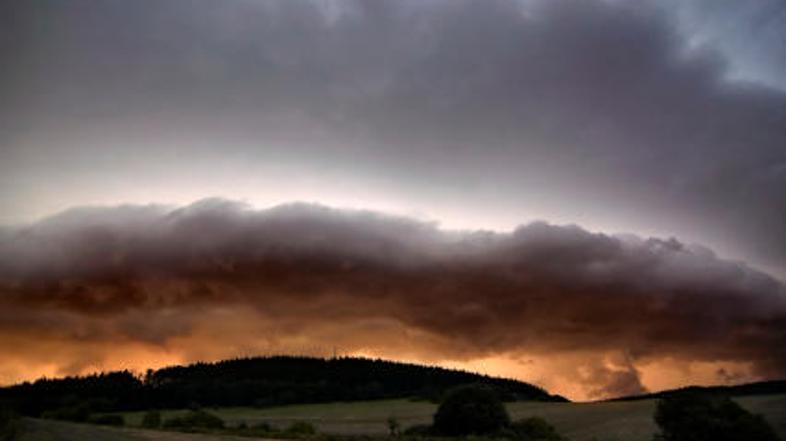Nekateri trdijo, da je šlo za tornado, drugi menijo, da je bila le močnejša nevi