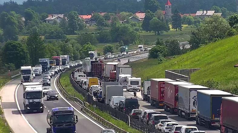 zastoj na primorski avtocesti med Postojno in Razdrtim