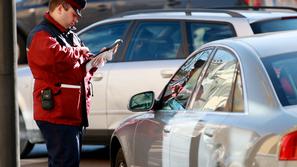 tzmojemesto 07.02.2008, mestni redar pise kazen za napacno parkiranje, Ljubljana