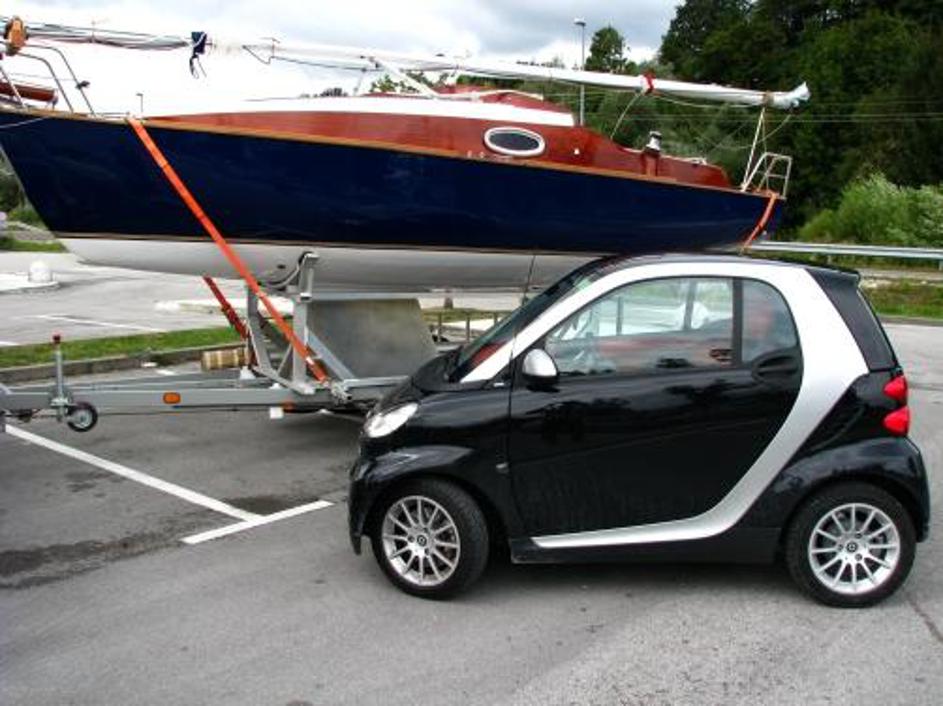 Smart druge generacije je nekoliko zrasel v dolžino, a še vedno ostaja mali iska