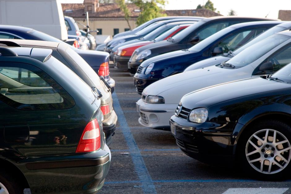 Parkirani avtomobili | Avtor: Profimedia