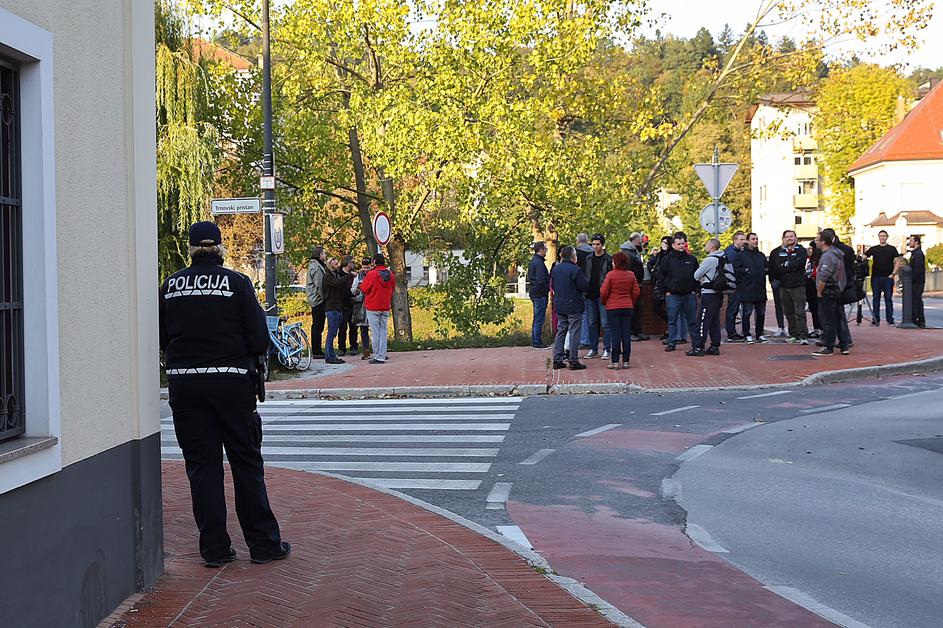 Zbiranje pred šansko ambasado