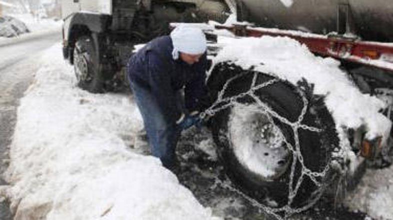 Na Češkem je sneg preglavice povzročal tudi voznikom.