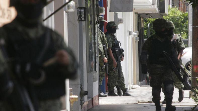 Vojaki nadzirajo ulice in iščejo člane mamilarskih tolp. (Foto: Reuters)