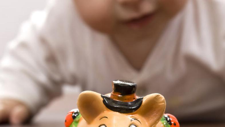 Finančno breme ob rojstvu otroka staršem olajša tudi država. (Foto: Shutterstock