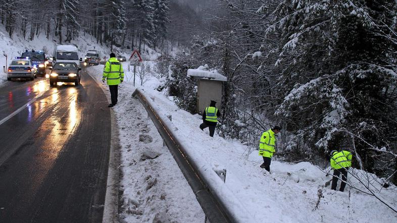 Osebni avtomobil je odneslo s ceste v reko Dravo v bližini mostu za Lovrenc na P