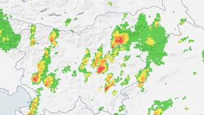 Radarska slika prikazuje jakost padavin. Zelena barva pomeni najnižjo jakost pad