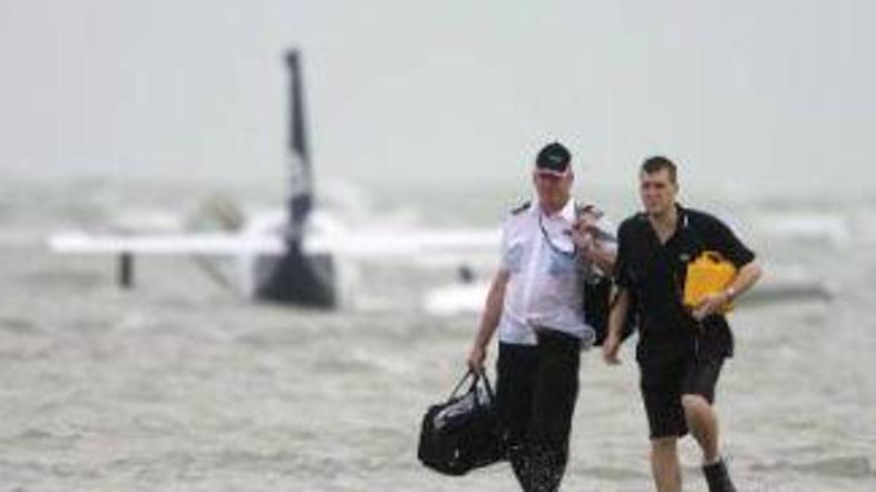 Pilot Steve Bolle in eden izmed potnikov se po plitvini oddaljujeta od "srečnega