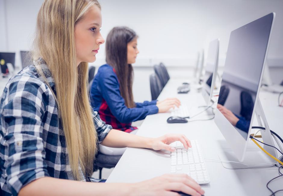 Mlada ženska za računalnikom | Avtor: Profimedia