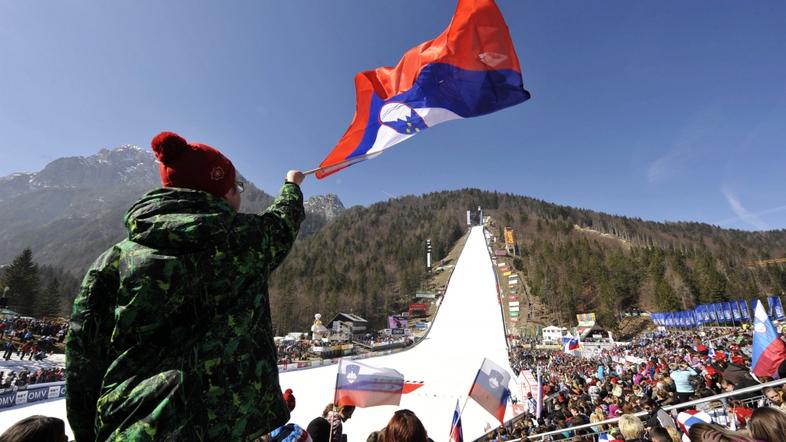 sport 15.03.12. Planica 2012, skakalnica, navijaci, zastava, A spectator waves a