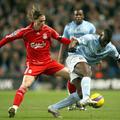 Fernando Torres (Liverpool) in Micah Richards (Man. City) v boju za žogo.