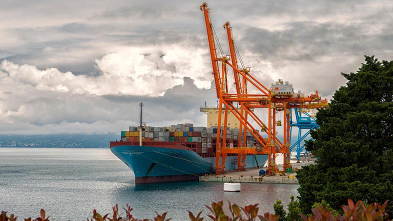 Ladja z zabojniki v reškem pristanišču