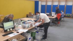 Osebje Zdravstvenega doma Kranj v vojaški telovadnici