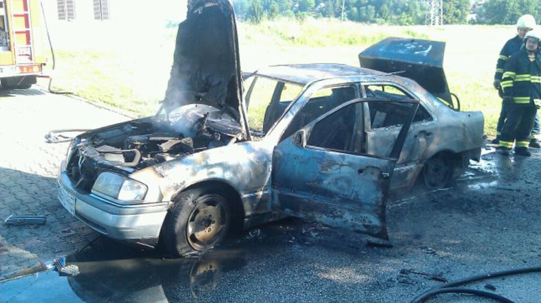 Kljub gašenju, avto zgorel 