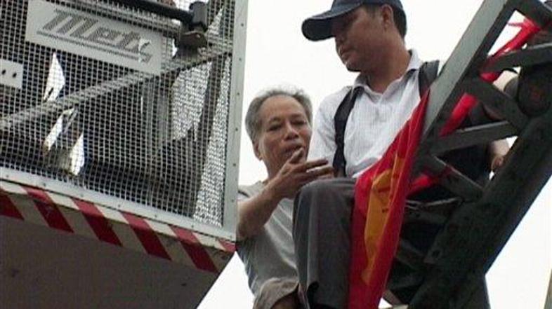 Jiansheng (na fotografiji levo) je obupanega Chena porinil z mostu. Več fotograf