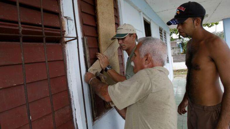Prebivalci so pred orkanom zavarovali svoje imetje.