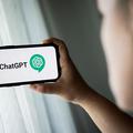 telefon z logotipom chatgpt na zaslonu