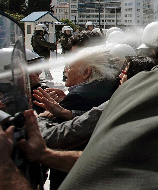 Atenske ulice je zaradi varčevalnih ukrepov, ki jih uvaja vlada, preplavilo na t