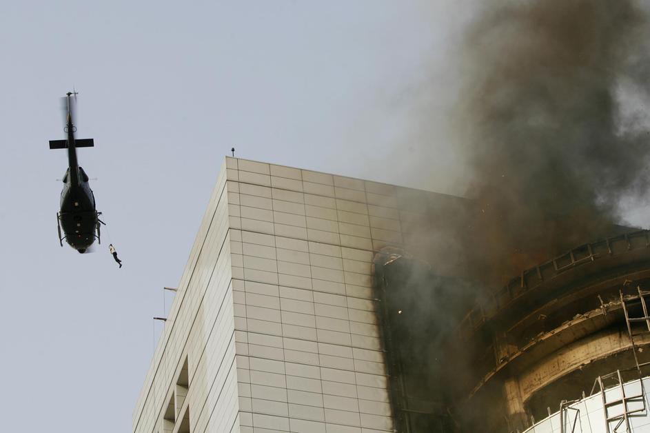 Požar je izbruhnil na oddelkih s hrano in povzročil paniko med tisoči kupcev 21-