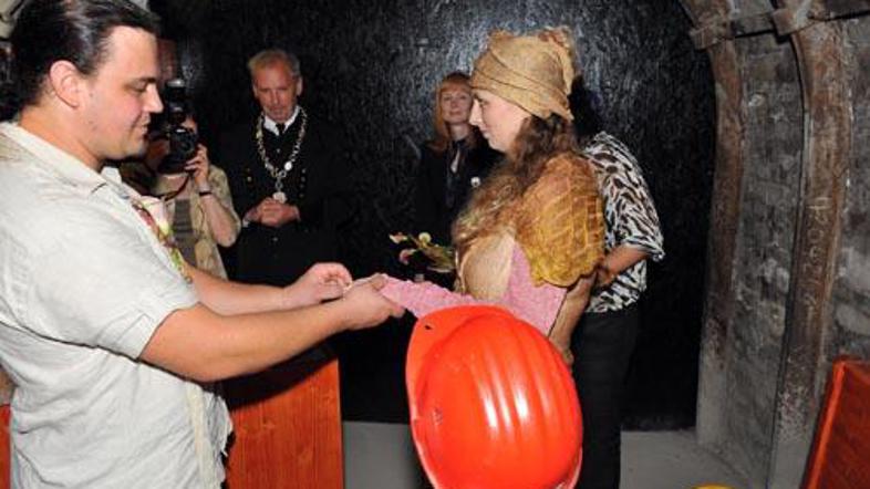 Nenavadna poroka 160 metrov pod zemljo.