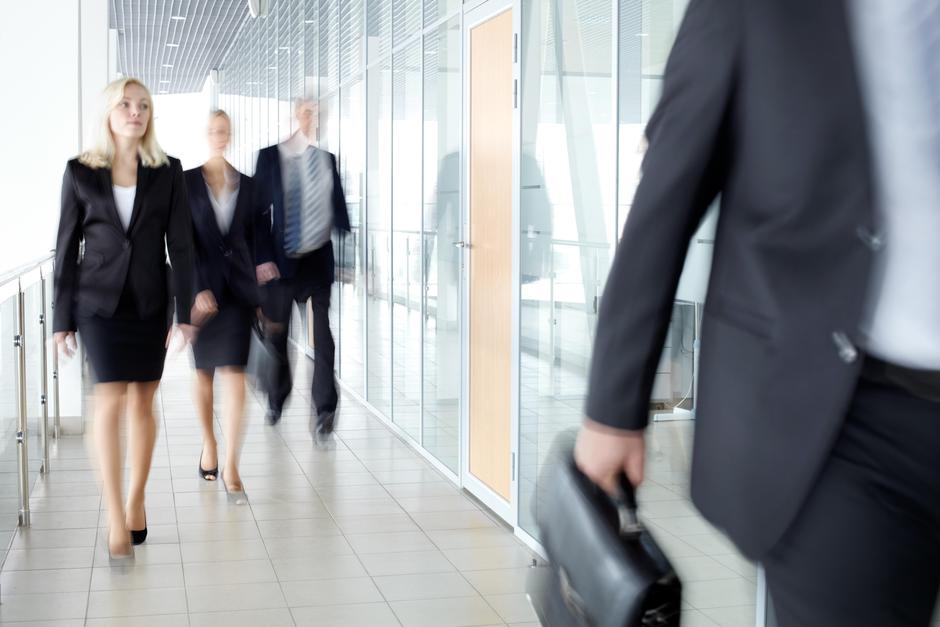 Delavci v poslovnih oblekah in z aktovkami | Avtor: Profimedia