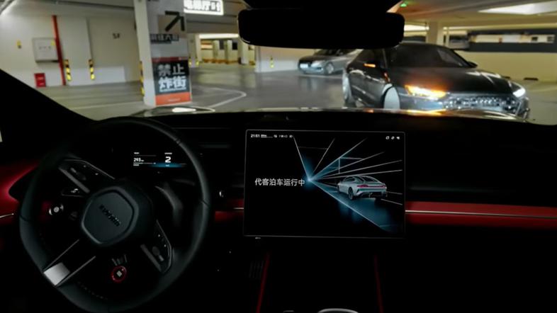 Xiaomijev avto vozi in parkira sam