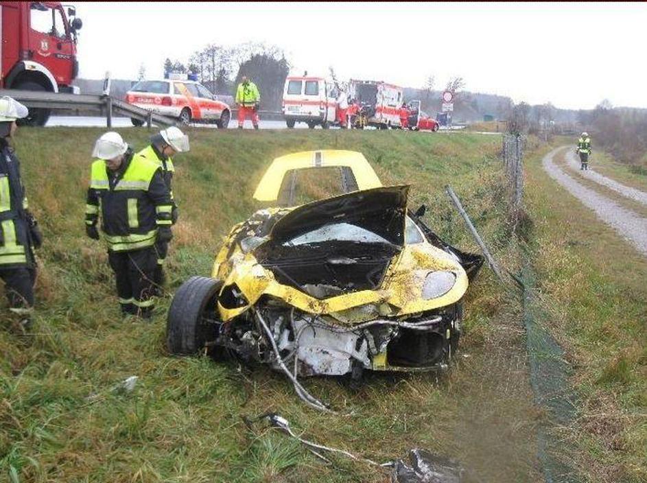 Razbiti ferrari scuderia spider 16M.