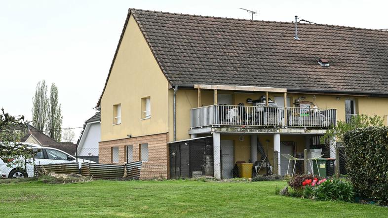 Hagenbach Francija oče zadrževal sina v kombiju