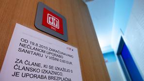 Od četrtka morajo samo nečlani knjižnice plačati 60 centov za uporabo stranišča.