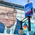plakat AfD pred veliko fotografijo Friedricha Merza