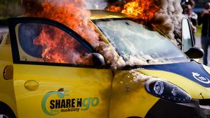 testni vžig in gašenje e-avtomobila, ko zagori elektrika