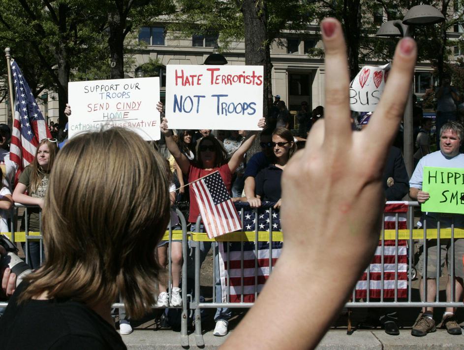 Po navedbah organizatorjev je protestiralo okoli 10.000 ljudi.