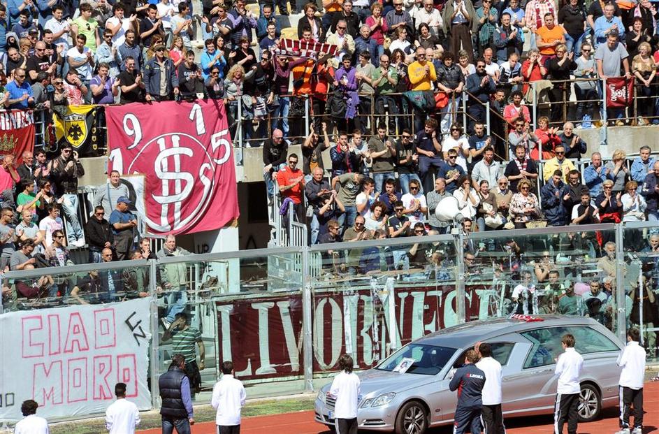 Morosini sprevod stadion krsta navijači slovo Livorno Armando Picchi