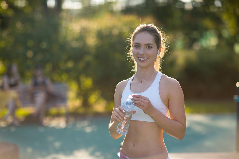 Ženska voda pitje | Avtor: Profimedia