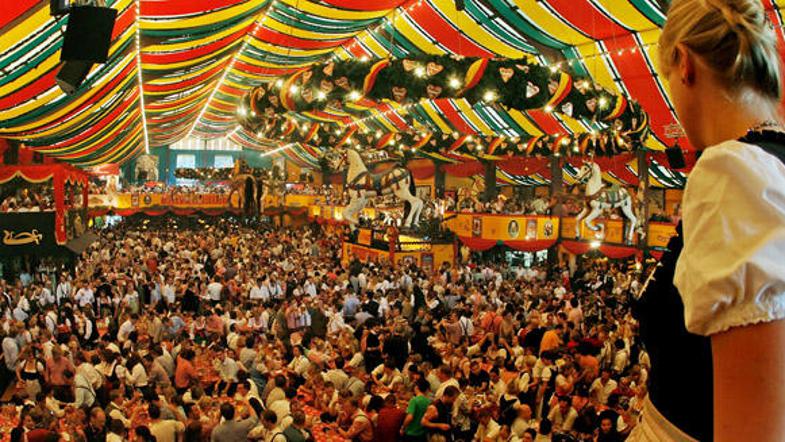 Obiskovalci se bodo zabavali v 14 šotorih, katerih notranjost je barvito okrašen