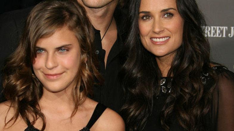 Hči Tallulah Willis in mati Demi Moore, med njima Ashton Kutcher, Demijin mož