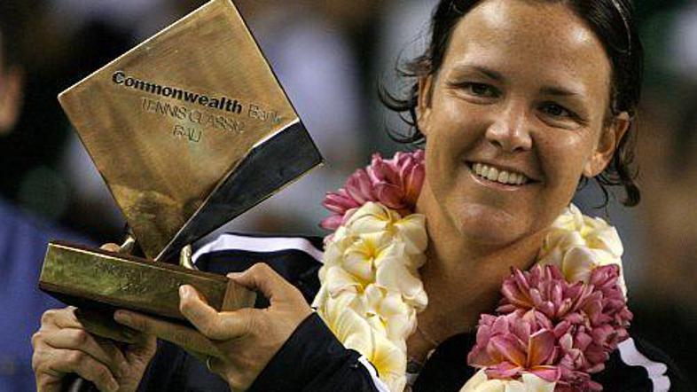 Lindsay Davenport je le tri mesece po rojstvu sina dvignila pokal za zmago na tu