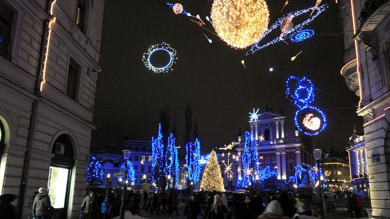 Vedno več obiskovalcev v Ljubljano privede svetlobna okrasitev, pravijo v zavodu