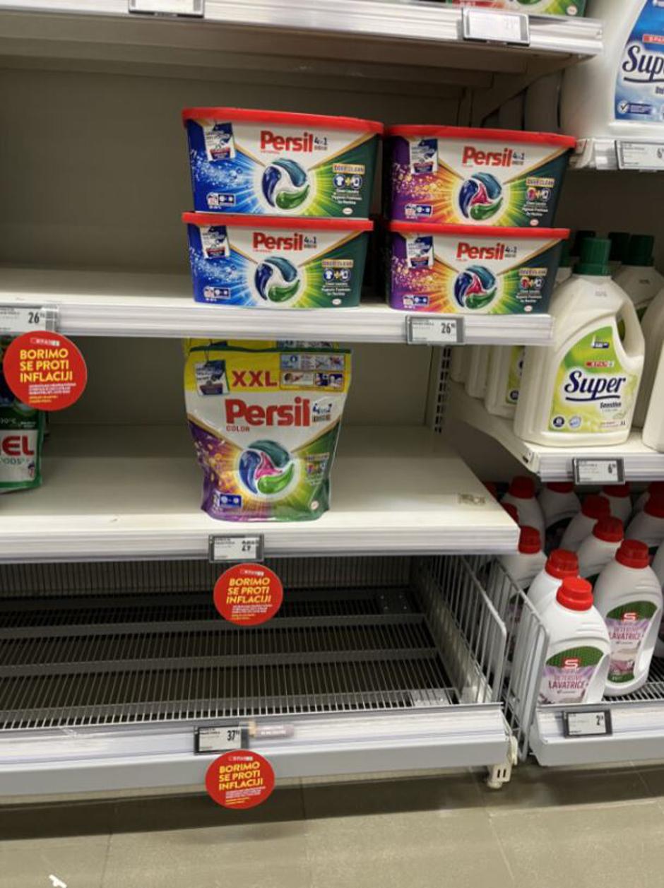 Prazne police, Spar s polic vrgel izdelke Henkel, Persil | Avtor: bralka